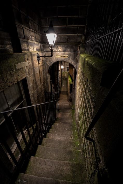 Barries Close in underground Old Edinburgh Old Edinburgh, Dark Vibes, Medieval Village, Scotland Highlands, Edinburgh Scotland, 판타지 아트, Abandoned Buildings, Scotland Travel, Abandoned Places