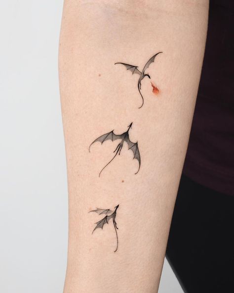 45 Cute Small Tattoo Ideas to Inspire You Dragon Tattoo Simple, Baby Dragon Tattoos, Cute Dragon Tattoo, Tattoos 2022, Tato Naga, Small Dragon Tattoos, Tatuagem Masculina Pequena, Bookish Tattoos, Dragon Tattoo For Women