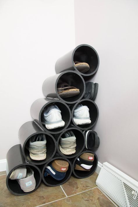 DIY PVC Shoe Rack Pvc Shoe Racks, Pipe Diy Projects, Small Closet Shelving, Diy Shoe Rack Ideas, Shoe Storage Design, Entryway Diy, Shoe Rack Storage, Shoe Organization, Shoe Holder