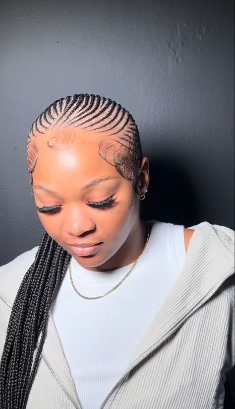 Small Cornrows Braids Straight Back, Small Lines Hairstyle, Small Lines Cornrows With Natural Hair, Cornrows Women, Straightback Cornrows Braids, Big Cornrows Hairstyles, Small Feed In Braids, Styling Braids, Small Cornrows