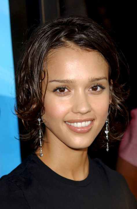 Jessica Alba Short Hair, Jessica Alba Hairstyles, Young Jessica Alba, Shoulder Length Straight Hair, Jessica Alba Hair, Side Curls, Light Brunette, Honey Hair Color, Middle Part Hairstyles