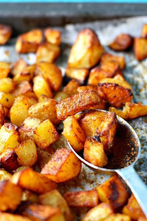 Potato Seasoning, Seasoned Roasted Potatoes, Roasted Potato, Seasoned Potatoes, Potato Dishes, Idee Pasto Sano, Perfect Side Dish, Roasted Potatoes, Sweet Potatoes