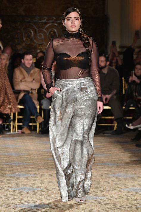 Runway Model Aesthetic, Body Positive Fashion, Model Runway, Plus Size Cocktail Dresses, Curvy Model, Trend Report, Plus Size Models, Christian Siriano, Curvy Fashion