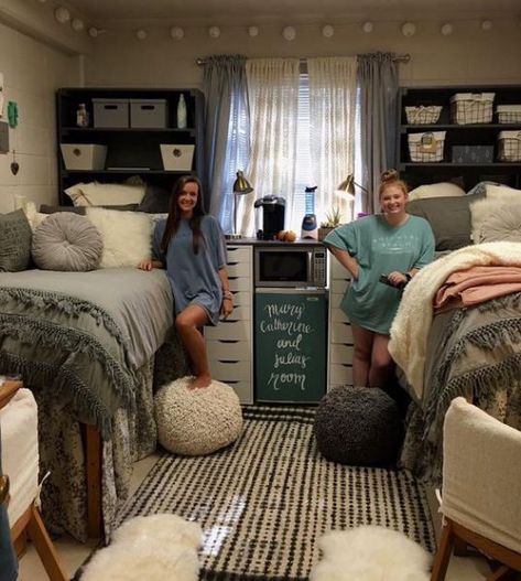 Having a theme for you and your roommate can make shopping a lot easier and set a really good vibe for your dorm. Here are the top coordinating dorm room ideas! Dorm Room Color Schemes, Diy Dorm Room, Dorm Room Colors, Teenage Room Decor, Diy Dorm, Dorm Inspiration, Dorm Sweet Dorm, Dorm Room Storage, Dorm Diy