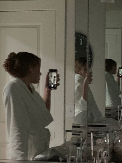 Astetic Selfie Ideas, Bathrobe Mirror Selfie, Bathroom Mirror Poses Photo Ideas, Shower Pictures Instagram, Bathroom Poses Photo Ideas, Bathroom Selfie Ideas, Bathroom Selfies Instagram, Bathroom Pics Instagram, Bathroom Selfie Aesthetic