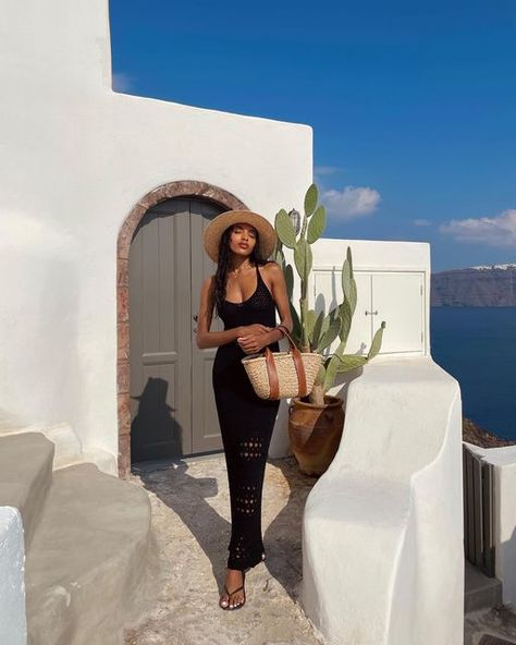 Oia Santorini Outfit, Vacation Outfits Greece Santorini, Greek Vacay Outfit, Outfit For Santorini, Santorini Greece Instagram Pictures, Lanzarote Photo Ideas, Mykonos Outfit Summer, Greek Island Outfits, Santorini Greece Outfits