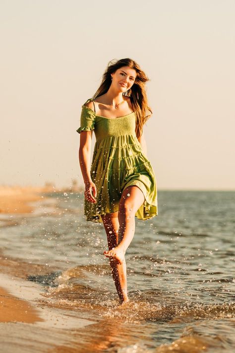 How To Pose On Beach Picture Ideas, Beach Poses Wearing Dress, Fun Beach Poses, Single Pics Picture Ideas, Photo Pose At Beach, Single Beach Pictures Photo Ideas, Poses In Water Photo Ideas, Beach Photoshoot Poses Women, Teenage Beach Photoshoot