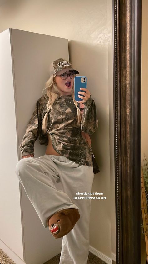 Camo Fit Aesthetic, T Shirt And Sweats Outfit, Crewneck Layered Outfit, Real Tree Shirt Outfit, Electric Zoo Outfit, Different Types Of Clothing Styles Aesthetic, Camo Shirt Outfit Aesthetic, Camo Outfits Aesthetic, Cute Camo Outfits For Women