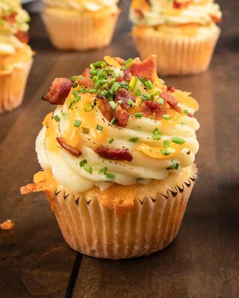 Bacon With Brown Sugar, Candied Bacon Crackers, Cornbread Cupcakes, Bacon Crackers, Bacon Jam Burger, Savory Cupcakes, Keju Cheddar, Potato Muffins, Delicious Appetizers