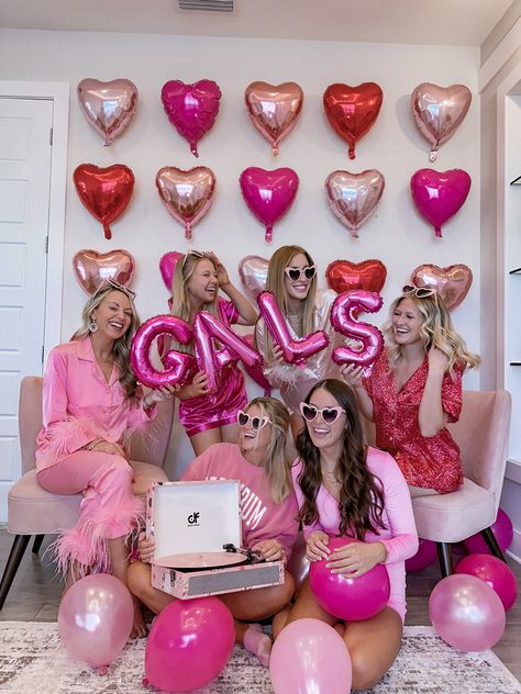 best friend photoshoot inspo Galentines Photoshoot With Friends, Valentine’s Day Friends, Galentines Photoshoot Ideas Friends, Galentine Photoshoot Ideas, Galentines Shoot, Amy Pohler, Valentines Minis, Valentines Photoshoot, Valentine Vibes