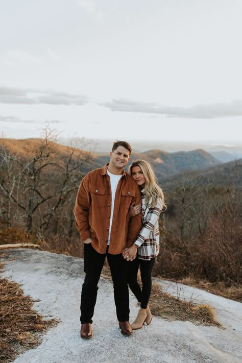 Photos Amoureux, Fall Couple Pictures, Fall Photoshoot Ideas, Portret Feminin, Fall Couple Photos, Fall Photo Shoot Outfits, Fall Couple, Engagement Picture Outfits, Fall Engagement Pictures