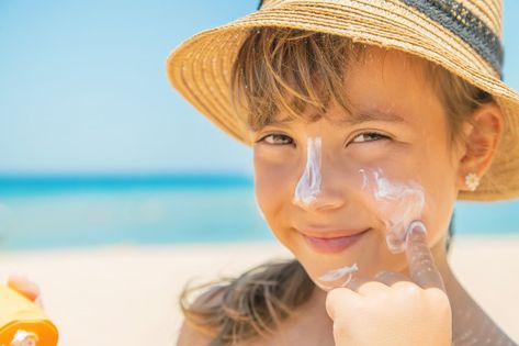 Sunscreen on the skin of a child | Premium Photo #Freepik #photo #people #baby #heart #water Health Ads, Familia Addams, Sun Protection Cream, Babo Botanicals, Baby Sunscreen, Sunless Tanner, Baby Heart, Blue Lizard