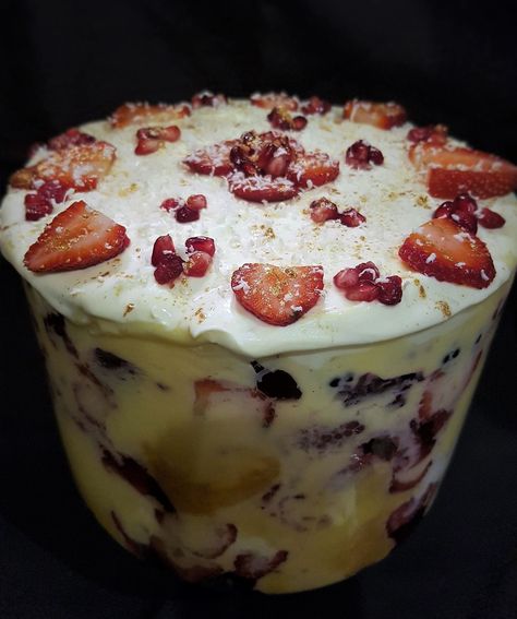 Tipsy Cake, Christmas In Britain, Cake Trifle, Yummy Fruit Smoothies, 1950s Food, Low Calorie Dinners, Seasonal Fruit, Sponge Cake Recipes, Trifle Recipe