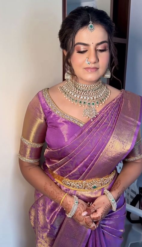 Purple Saree Bridal Look, Violet Bridal Saree, Lavender Silk Saree Blouse Designs, Lavender Saree Jewellery Ideas, Sreemantham Blouse Designs, Lavender Saree Look, Lavender Saree Blouse Designs, Reception Blouse Design For Bride, Purple Wedding Saree