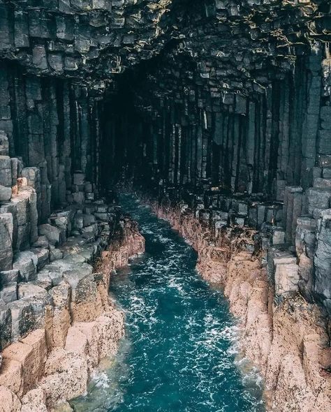 Fingal's Cave, Scared Of Spiders, Time Travel Stories, Basalt Columns, Scotland History, Pretty Landscapes, Amazing Photo, Isle Of Skye, London Travel