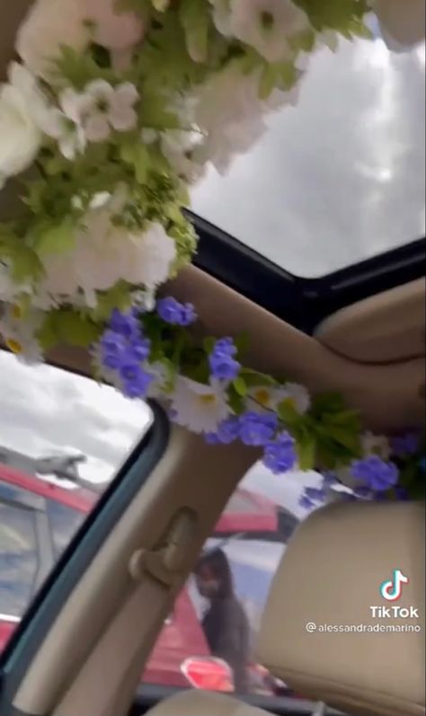 flower car roof Fake Flower Car Ceiling, Fairy Car Accessories, Flower Car Interior Roof, Car Decorations Interior Flower Roof, Roof Of Car Decor, Flower Car Roof Interior, Car Roof Interior Ideas, Flower Car Ceiling, Car Flower Ceiling