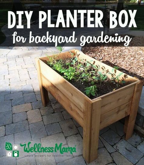 This simple planter box is made with resilient cedar to be an eco-friendly and long lasting home to greens, herbs or whatever you plant! Kebun Herbal, Taman Diy, Garden Boxes Diy, Backyard Garden Diy, Raised Planter Boxes, Funny Gardening, Diy Planter, Diy Planter Box, Wooden Planter