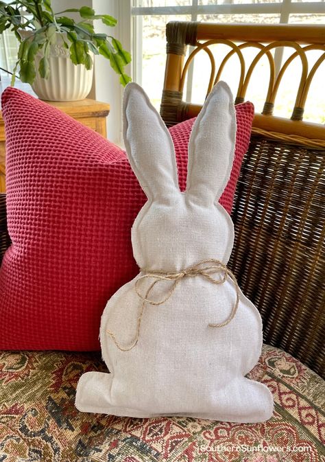 Learn how to make a no-sew drop cloth bunny pillow for your Easter home decor. It's so easy to make! Southern Sunflowers Loopy Yarn, Funny Easter Bunny, Diy Bunny, Bunny Pillow, Easter Gift Bags, Easter Home Decor, Felt Pillow, Easter Pillows, Easter Printables Free