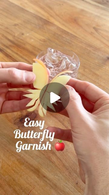 Björn van Tricht on Instagram: "Check out this easy apple butterfly garnish 🦋🍎 What do you think 😯😃 . . #garnish #garnishgame #bartenderstyle #bartendersbible #fruitcutting #barman #bartenders #barman #barlife #bartending #cocktailart #applefruit" Apple Garnish Ideas, Apple Garnish Cocktail, Apple Garnish, Drink Garnish, Drink Garnishing, Cocktail Art, Easiest Apples, Apple Fruit, Mocktails