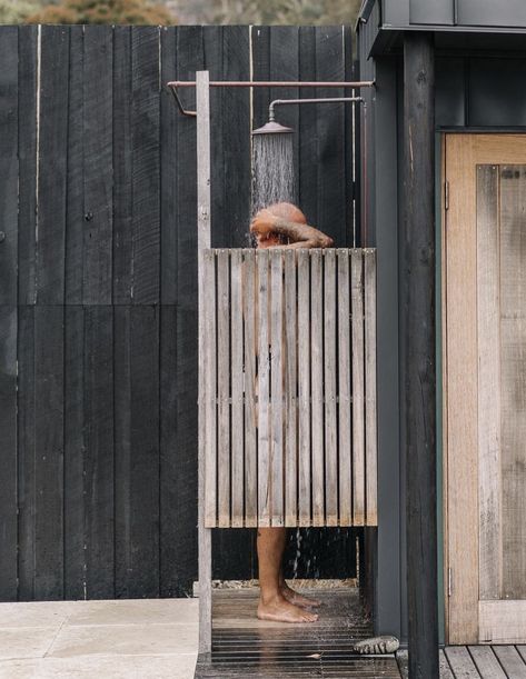 Outdoor Shower Enclosure, Outdoor Shower Diy, Outdoor Bathroom Design, Diy Mud Kitchen, Outdoor Tub, Sauna Design, Outdoor Bath, Diy Dollhouse Furniture Easy, Outdoor Sauna