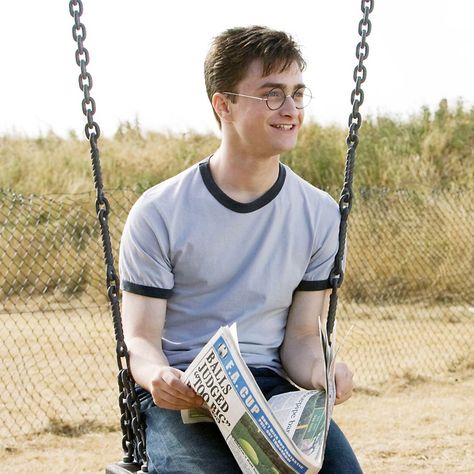 When u see it😂😂😂 Daniel Radcliffe Photoshoot, Daniel Radcliffe Movies, Daniel Harry Potter, Harry Potter Theories, Harry Potter Order, Citate Harry Potter, Daniel Radcliffe Harry Potter, Tapeta Harry Potter, Sitting Pose