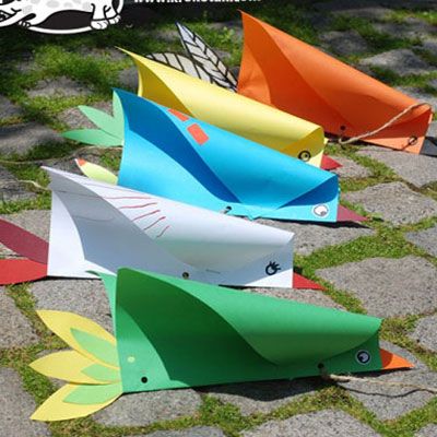 This super fun flying bird kite ( wind toy ) is a super easy spring or summer craft idea for kids , and it grants hours of fun! You can wave them around and watch the pretty paper birds fly ! This DIY is suitable for kids of all ages, and you won't need expensive craft materials to create some only a few sheets of colorful paper and some kind of thread. This super easy and frugal paper bird kite is a great craft for spicing up boring summer afternoons. You can use any type of paper ( or anothe Diy Kite, Kites Craft, Bird Kite, Kites For Kids, Paper Craft For Kids, Kite Making, Summer Craft, Paper Birds, Flying Bird