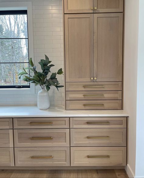 White Oak Kitchen Cabinets, Stained Kitchen Cabinets, White Oak Kitchen, Lake House Kitchen, Oak Kitchen Cabinets, Farmhouse Kitchen Design, Oak Kitchen, Kitchen Farmhouse, Transitional Kitchen