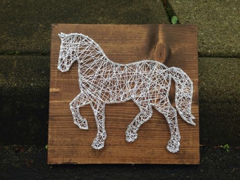 ein weißes Pferd, Fadengrafik Anleitung, Naturbaum Brettchen, passende Gartendeko Anchor String Art, String Art Templates, String Art Tutorials, Nail String Art, String Art Patterns, Horse Crafts, Art Horse, String Art Diy, Horse Diy