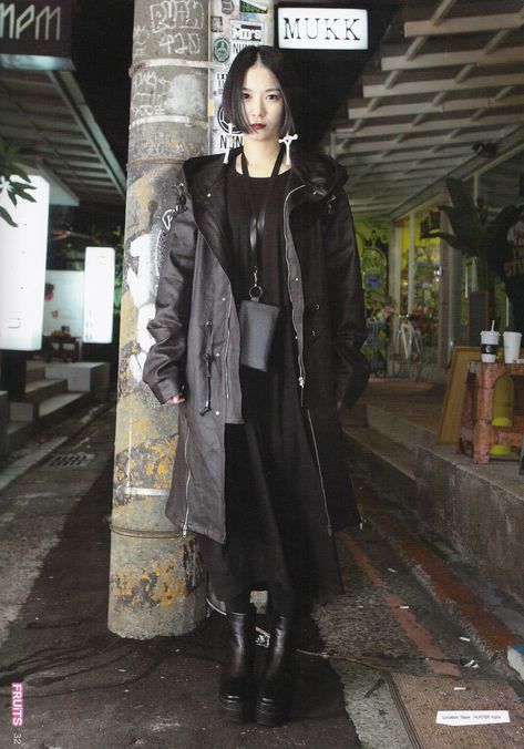 Dark Japanese Street Fashion, Japanese Outfits Street Style, Fruits Magazine, Estilo Dark, Dark Mori, Harajuku Street, Harajuku Fashion Street, Tokyo Street Fashion, Tokyo Street Style