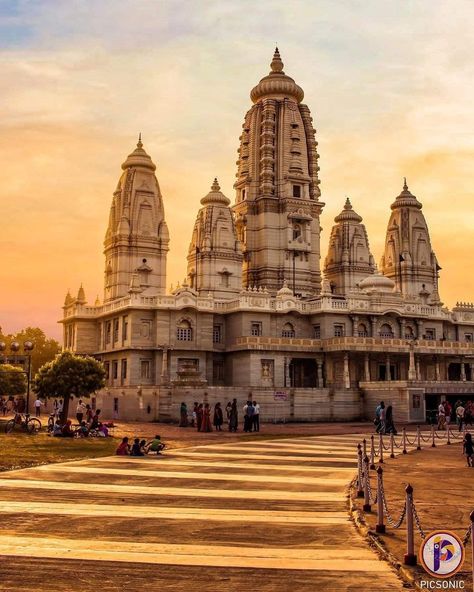 Jk Temple Kanpur, Kanpur Aesthetic, Ayodhya Temple, Indian Castle, Old Temple, Temple India, Indian Temple Architecture, India Architecture, Ancient Indian Architecture