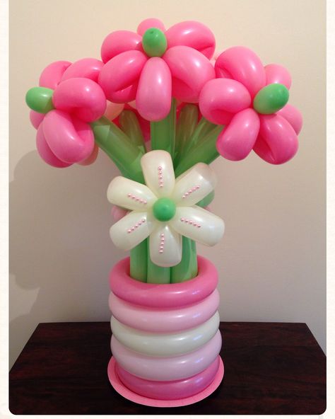 Flower balloon bouquet. Created by BalloinBlooms.co.uk Balloon Flower Bouquet, Balloon Wreath, Balloon Bouquet Diy, How To Make Balloon, Twisting Balloons, Balloon Crafts, Diy Balloon Decorations, Balloon Arrangements, Birthday Balloon Decorations