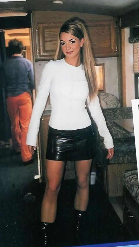 young britney spears rocking this outfit Britney Spears 2000s, Britney Spears 2000, Britney Spears Outfits, Britney Spears Pictures, 2000s Outfit, Outfits 2000s, I Did It Again, 2000s Outfits, Look Retro