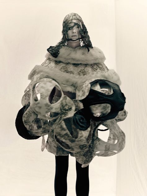 Rei Kawakubo Comme Des Garcons, Information Art, Paolo Roversi, Rei Kawakubo, Ecole Art, Costume Institute, Vogue Paris, Metropolitan Museum Of Art, Japanese Fashion