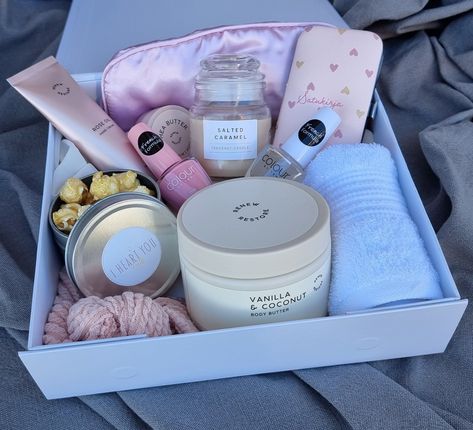 Luxurious Self-Care Box Sleepover Box Gift Ideas, Girly Gift Box Ideas, Makeup Box Gift, Birthday Gift Box Ideas, Girly Gift Baskets, Birthday Baskets, Body Scrub Gift, Butter Rose, Coconut Body Butter