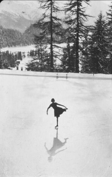 Deborah Mitford ice skating in Switzerland. Silluet Paintings, Ice Skating Wallpaper, Deborah Mitford, Ice Skating Vintage, Shadow Lighting, Skater Photos, Outdoor Ice Skating, Vintage Ice Skating, Figure Ice Skates