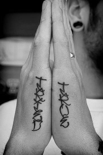 Guys Side Hand Script Word Tattoo Designs Hand Palm Tattoos, Side Finger Tattoos, Hand Tattoo Images, Herren Hand Tattoos, Wörter Tattoos, Side Hand Tattoos, Wand Tattoo, Skull Hand Tattoo, Palm Tattoos