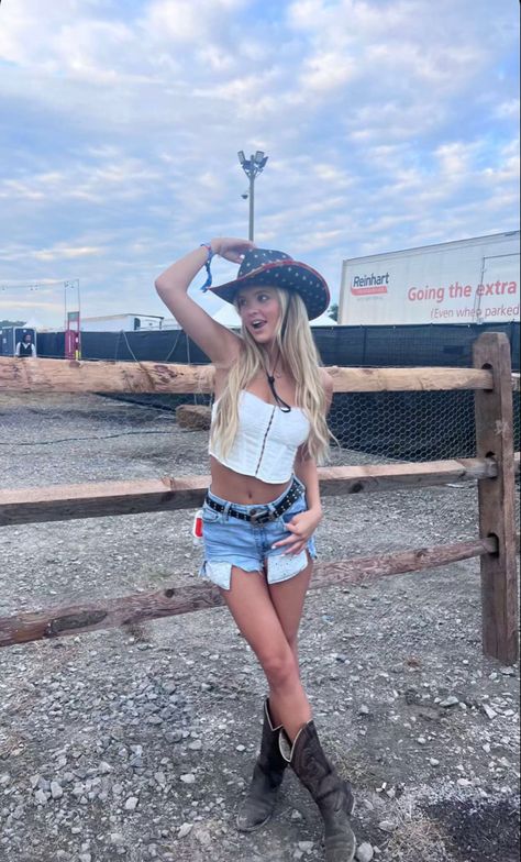 Cowgirl Pose Reference, Country Photoshoot Ideas, Blonde Cowgirl, Country Thunder, Pretty Blonde, Festival Inspo, Cowgirl Aesthetic, Rodeo Queen, Zach Bryan