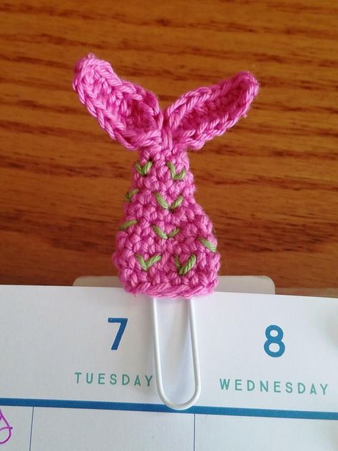 "This mermaid tail planner clip is a great way to add style and substance to your planner. It can also be used as a bookmark." Crochet Edging Pattern, Border Stitch, Crochet Mermaid Tail, Crochet Edgings, Crochet Bookmark Pattern, Crochet Border, Simply Crochet, Crochet Mermaid, Amazing Crochet