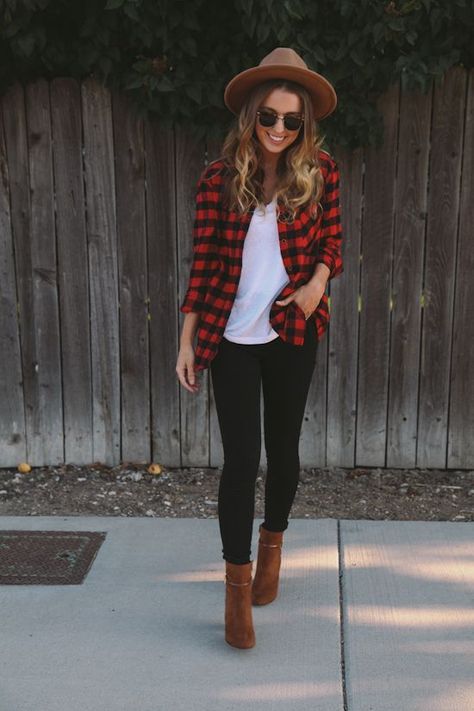 Black skinnies + beige/brown booties + white tee + red/black flannel + beige hat Asap Outfit, Houseparty Outfits, Outfits Con Camisa, Fall Style Guide, Fall Outfits For School, Flannel Outfits, School Season, Outfit Jeans, Mode Casual