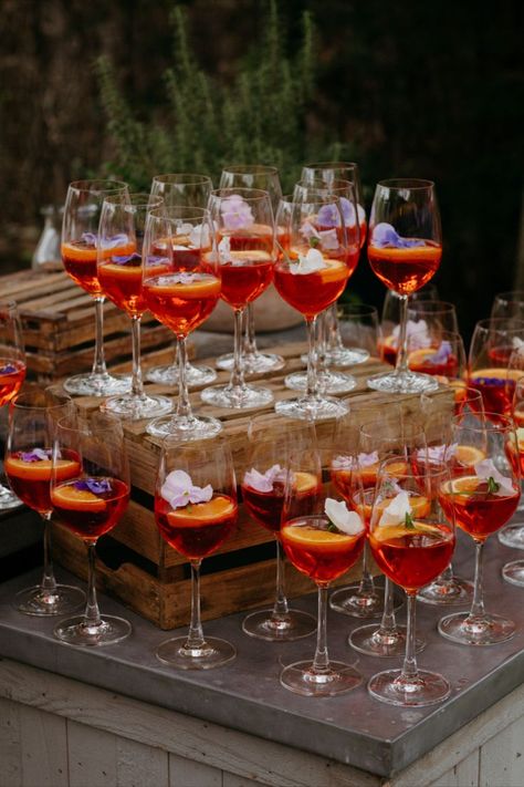 Wedding Aperol Spritz Bar, Welcome Drink Table Ideas, Aperol Spritz Wedding Cocktail, Wedding Aperol Spritz, Wedding Welcome Drinks Ideas, Aperol Spritz Table, Welcome Drink Ideas Parties, Welcome Drinks Table Ideas, Welcome Drink Wedding