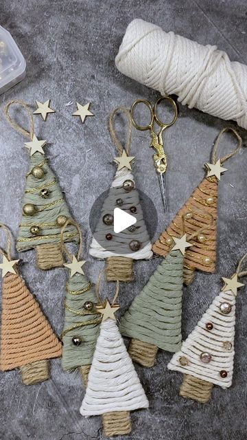 Twig And Yarn Christmas Tree, Yarn And Cardboard Craft, Yarn Christmas Tree On Wood, Diy Yarn Christmas Tree Garland, Cardboard Yarn Christmas Tree, Cardboard Tree Ornaments, Diy Christmas Ornaments Cardboard, Christmas Tree Weaving, Wool Christmas Tree Diy