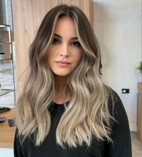 Beige Blonde Balayage, Blonde Hair With Roots, Hair Color Blonde Highlights, Brunette Hair With Highlights, Dark Roots Blonde Hair, Dirty Blonde Hair, Honey Blonde Hair, Brown Hair Balayage, Balayage Hair Blonde