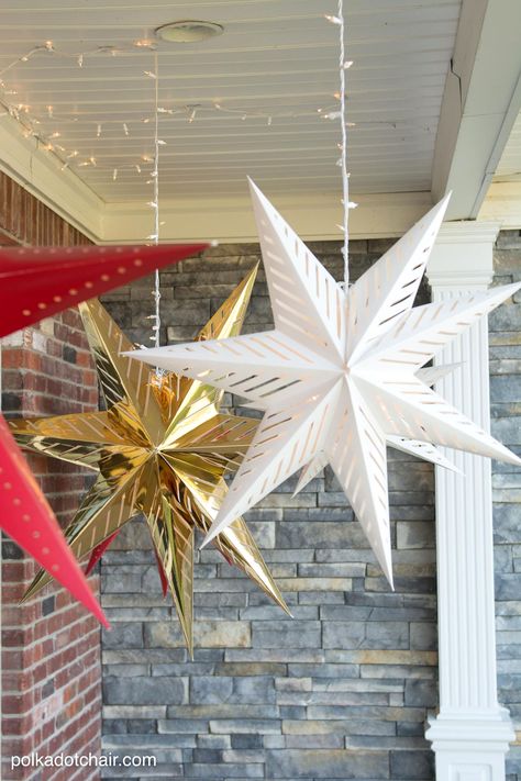 How to hang Star Luminaires on your front porch- what a clever idea for decorating your porch for Christmas Lights Porch, Diy Christmas Yard Decorations, Porch Diy, Outdoor Christmas Diy, Christmas Lights Outside, Paper Star Lanterns, Star Lights, Christmas Star Decorations, Star Lanterns