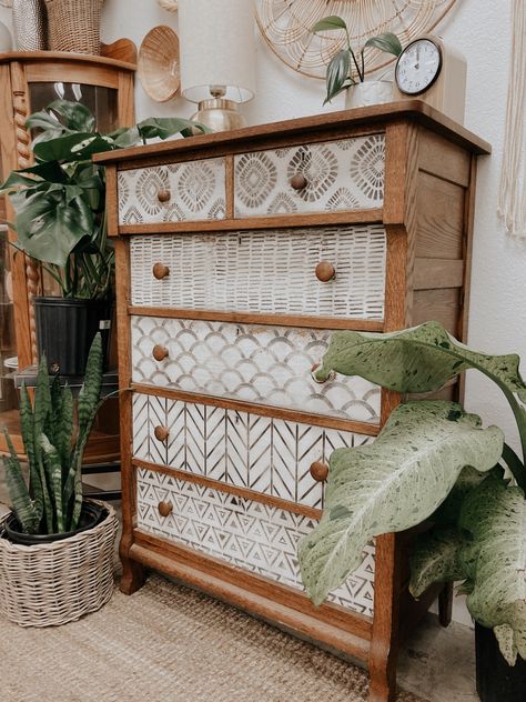 Unique Dresser Ideas, Boho Furniture Makeover, Refurbished Dresser, Furniture Remodel, Furniture Makeover Inspiration, Table Decor Ideas, Boho Furniture, Diy Furniture Renovation, Furniture Renovation