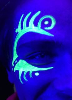 Neon Face Paint Ideas Simple, Glow In The Dark Face Paint Ideas, Uv Face Paint Men, Neon Facepainting, Uv Makeup Ideas Black Lights, Pintura Facial Neon, Glow Face Paint, Neon Makeup Glow In The Dark, Uv Face Paint