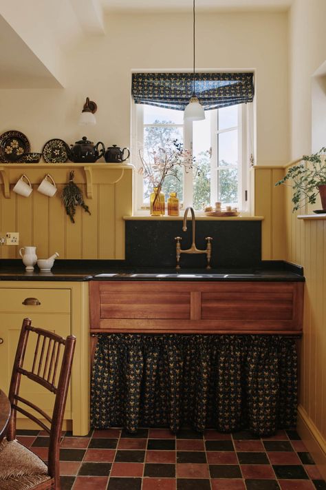 Victorian Country House| Mid-19th Century Family Home | Artichoke 1900 Victorian Kitchen, Country Mid Century Modern, Victorian Kitchen Aesthetic, Modern Victorian Kitchen, Edwardian Decor, Victorian Kitchens, Victorian Country House, Kitchen Victorian, Aga Kitchen