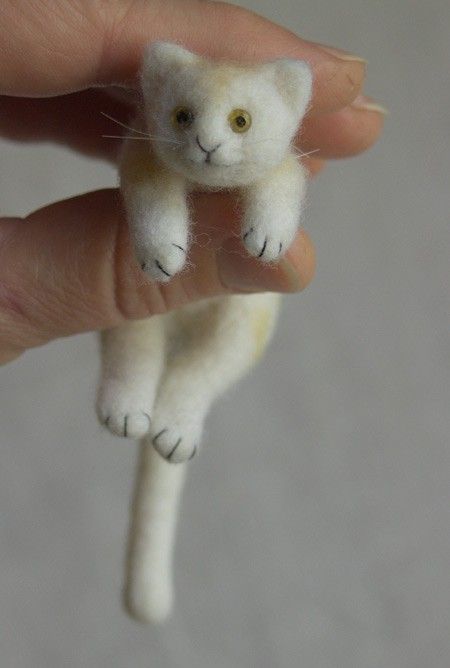 little felt kitty to sew..easy..small..but hand sew ..coloring use your makeup. Felt Stuffies, Felt Kitty, Crochet Mice, Tovad Ull, Needle Felted Cat, How To Make Toys, Felted Animals, Felt Cat, Cat Crafts