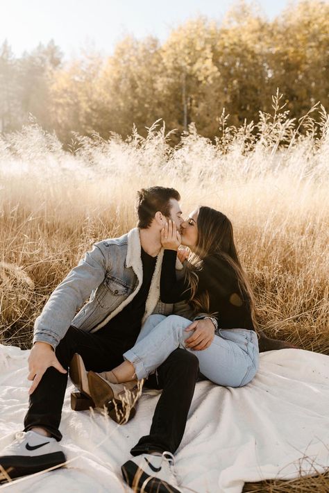 Engagement Pictures Sitting, Engagement Pictures With Blanket, Blanket For Photo Shoot, Engagement Photos Laying On Blanket, Fall Couple Pictures With Blanket, Couples Blanket Photoshoot, Engagement Photos Seated, Engagement Photos Sitting On Blanket, Couple Sitting On Blanket Poses