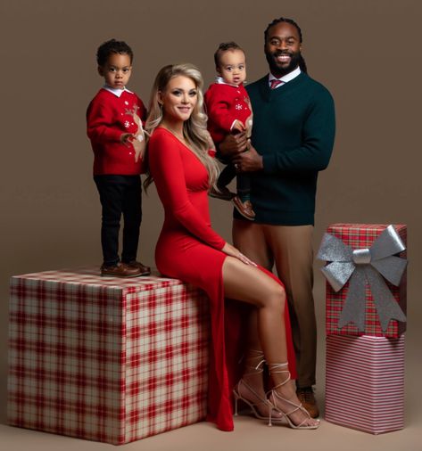 Glam Christmas Photoshoot, Holiday Photoshoot Family Outfits, Family Christmas Pictures Studio, Christmas Family Photoshoot Ideas, Christmas Family Photoshoot Outfits, Glam Family Photoshoot, Vday Shoot, Matching Family Christmas Outfits, Family Christmas Pictures Outfits