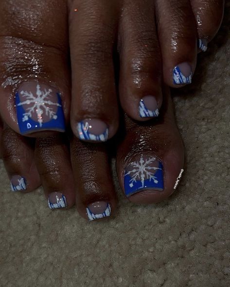 Acrylic Toe Nails Christmas, White Christmas Toe Nails, Christmas Acrylic Toe Nails, Christmas Toenail Ideas, Halloween Acrylic Toes, Christmas Toes Designs, Overlay Christmas Nails, Short Nails Acrylic Christmas, Christmas Acrylic Toes